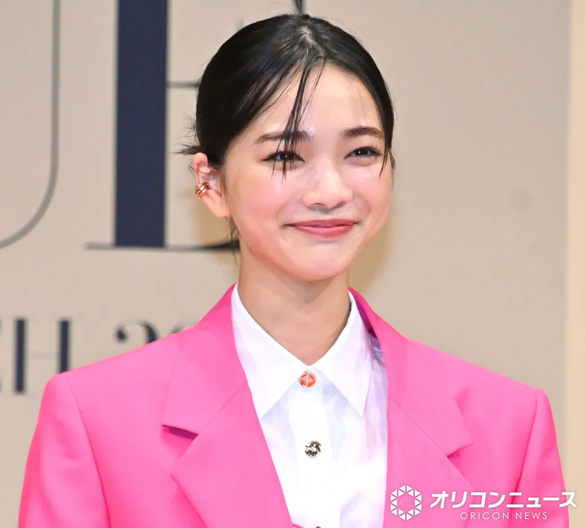 来年朝ドラ主演・見上愛、俳優として”初受賞”に喜び「背中を押してもらえたような気分に」