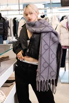 山本舞香、新オープンの「カルバン・クライン神戸」を訪問　オールブラックのクールなコーデを披露