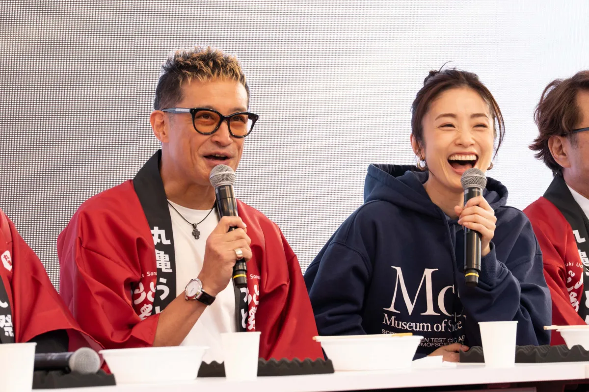 上戸彩＆松岡昌宏、うどんでギネス世界記録を達成　香川・丸亀市内…うどんすする音が響き渡る　総勢315人