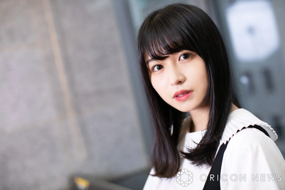 長濱ねる、キュートなメガネ姿でにっこり　『ar』撮影動画に反響「国宝的美女！」「はい天使！」