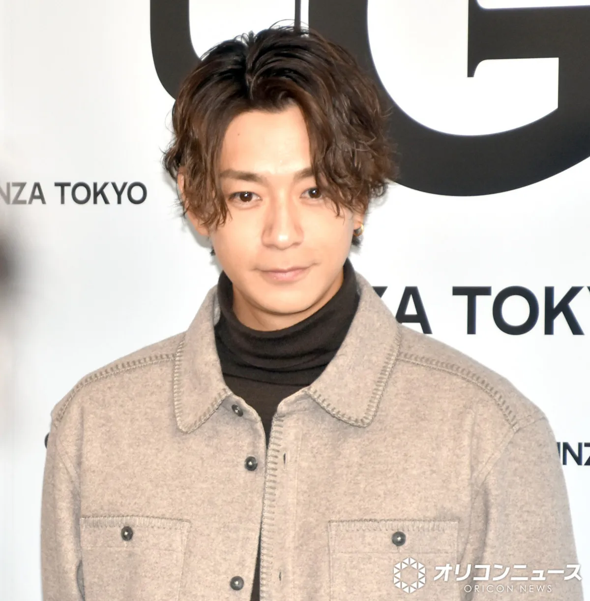 三浦翔平、グレーのセットアップで登場　笑顔で「上品かつ大人コーデ」