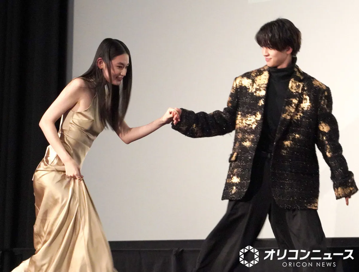 木戸大聖、八木莉可子をエスコート　直前のイベントでは水上恒司が手を引く　ファン「キャー」と歓声