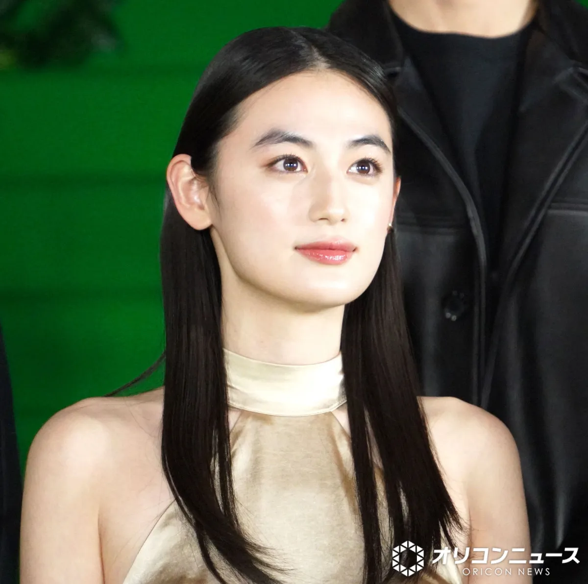 八木莉可子、ゴールドのドレスでお台場に登場　美貌を披露