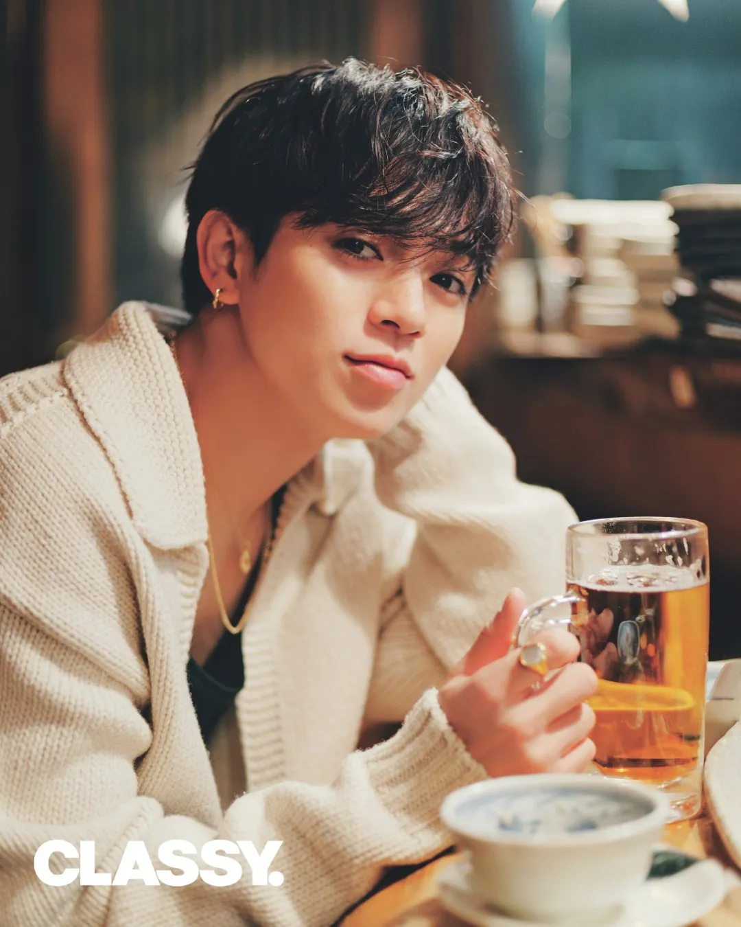 Travis Japan宮近海斗、仕事終わりの華金で“友達以上の初デート”『CLASSY.』グラビア先行カット公開