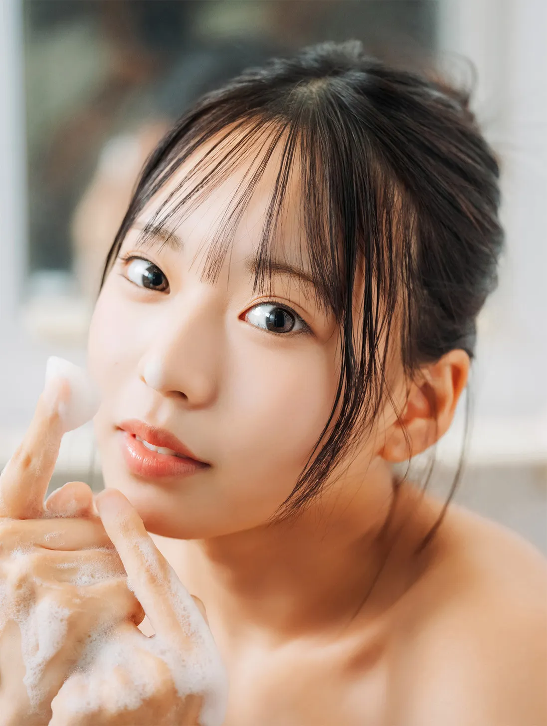 今春グラビアデビューの期待の新星・奥村桃夏、平成レトロなシチュエーションで美ボディを撮影