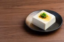 「いつもの冷奴を半日漬けるだけ」人気シェフ・笠原将弘氏、豆腐が“ごちそう化”する簡単レシピを紹介　ごはんのおかずはもちろん酒のつまみにも