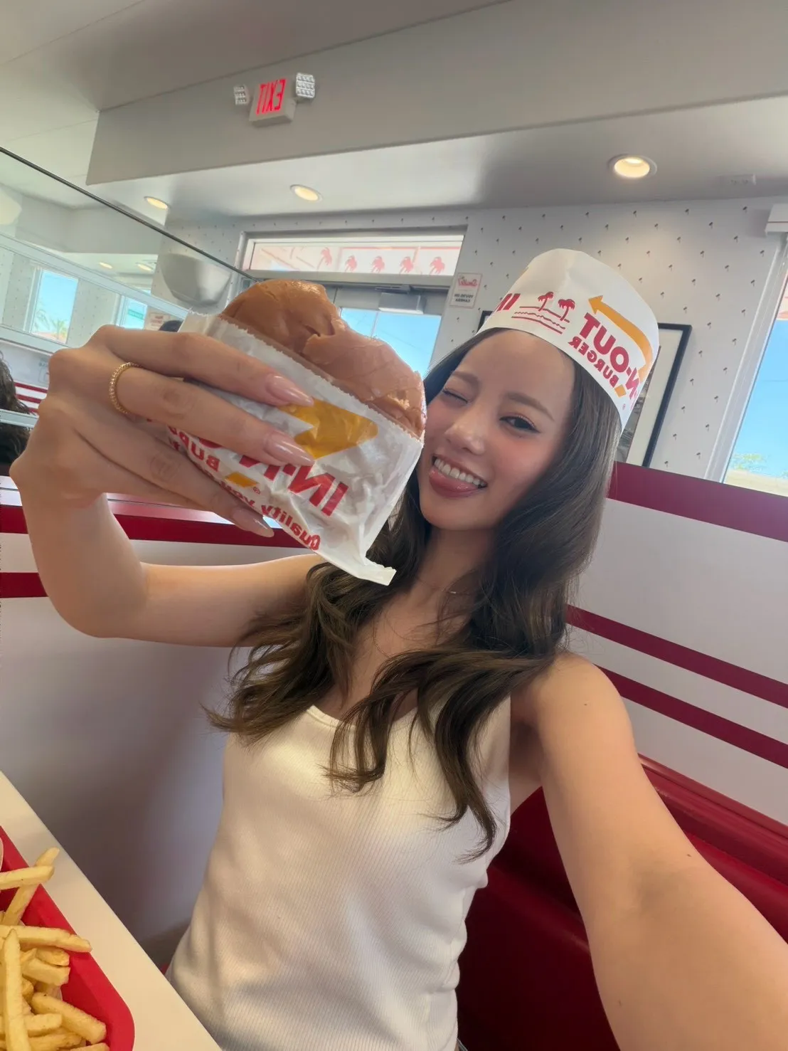 中町綾、米LA・有名バーガーショップで1st写真集オフショット　大盛りポテト前にリラックス