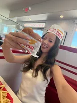 中町綾、米LA・有名バーガーショップで1st写真集オフショット　大盛りポテト前にリラックス