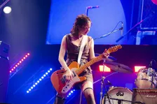 「エグない？」33歳・のん、力強くミニスカ熱唱　THEE MICHELLE GUN ELEPHANT名曲も【コヤソニ・セトリ】