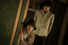 尾上松也版・金田一耕助が「八つの掟」を案内　『八つ墓村』異色のマナーCM風映像公開
