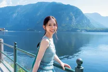 日向坂46金村美玖、まるでプリンセスのような“青ドレス”　オーストリアの世界文化遺産で撮影
