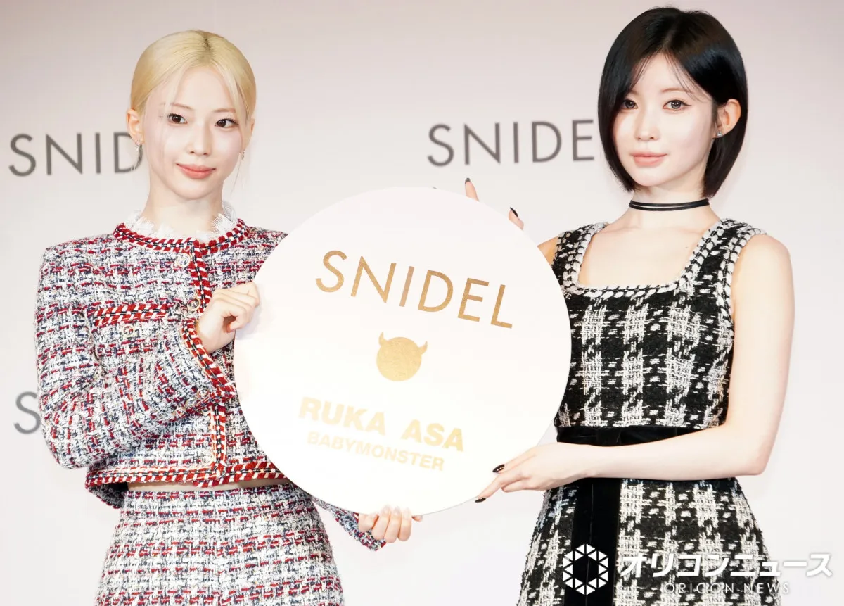 BABYMONSTER・RUKA＆ASA、ツイードスタイルで美脚あらわ　SNIDELアンバサダーに就任し喜び