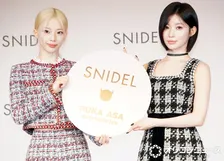 BABYMONSTER・RUKA＆ASA、ツイードスタイルで美脚あらわ　SNIDELアンバサダーに就任し喜び