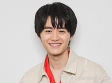 鈴鹿央士、芸能界デビューのきっかけは“広瀬すず”の一言だった　エキストラで映画撮影に参加した後に「体育館の裏で名刺を渡されて…」
