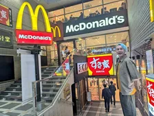 「マクドナルドに入ったら牛丼しかなかった」外国人も困惑した店舗が聖地化？　「これは間違える」「おもしろい光景」