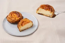 ビアードパパ、『焼きチーズケーキシュー』発売　濃厚チーズケーキ×サクサク食感の“進化系スイーツ”