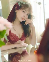 加藤ナナ、ピーチ・ジョン新作ランジェリー着こなす