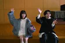 西畑大吾＆福本莉子“死神バディ”、教室でおどける　『時給三〇〇円の死神』メイキング写真解禁