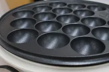 「この発想はなかった！」タコ焼き器に“牛タン”を敷いて…　穴で肉汁を逃さない「包みネギタン塩」