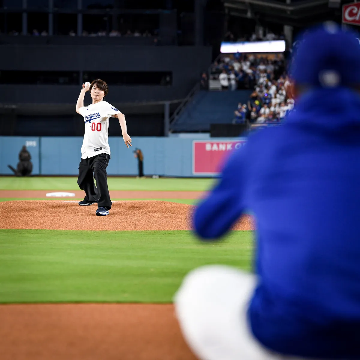 神木隆之介、“MLB史上初”マイナスの背番号で始球式　山本由伸が捕手役「もうこんな体験は人生でない」