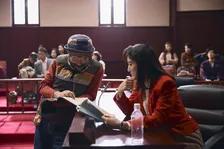 綾瀬はるか『ファーストボイス』緊張と笑顔が交差する撮影現場　メイキング写真公開