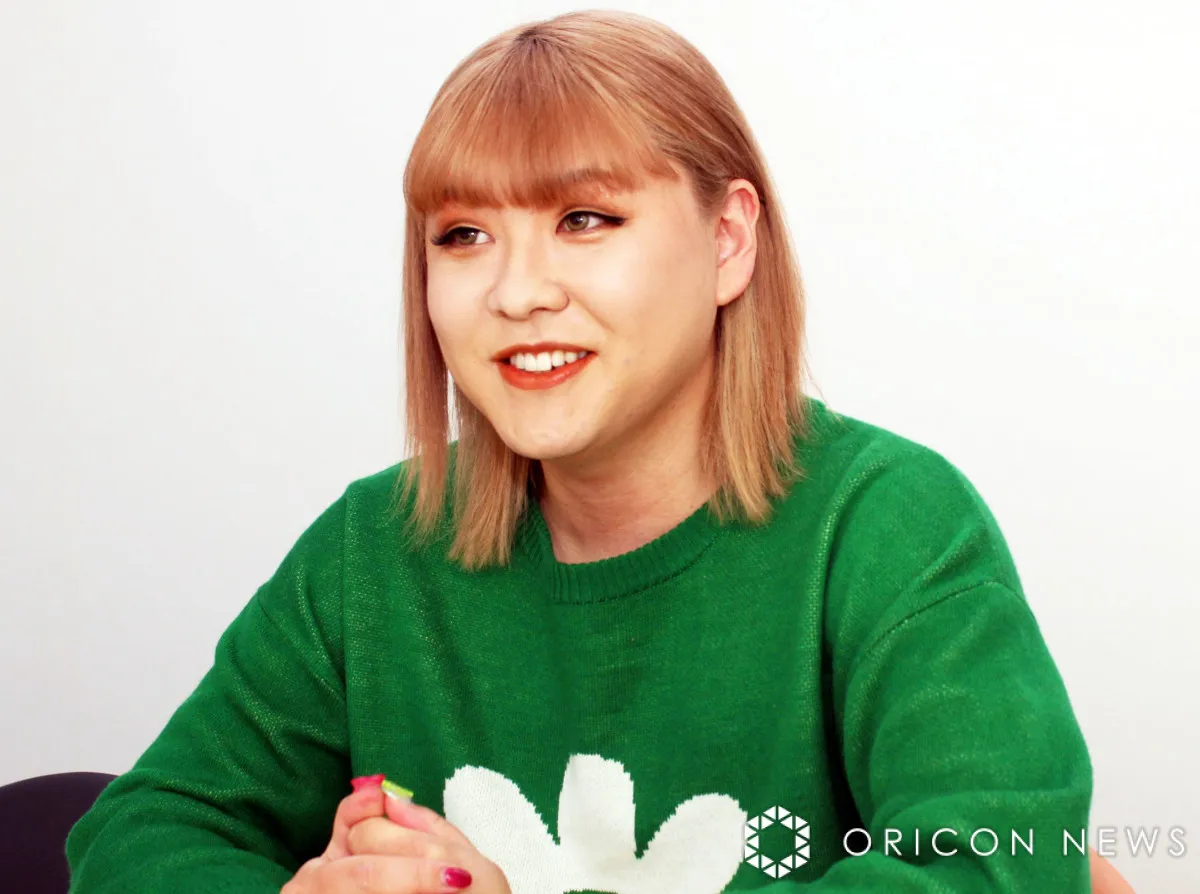 ぺえ「両親をディズニーランドに連れて行った」　親友・pecoも交えた“顔出し”集合ショット公開「可愛らしいお父さんですね」「最高な親孝行」