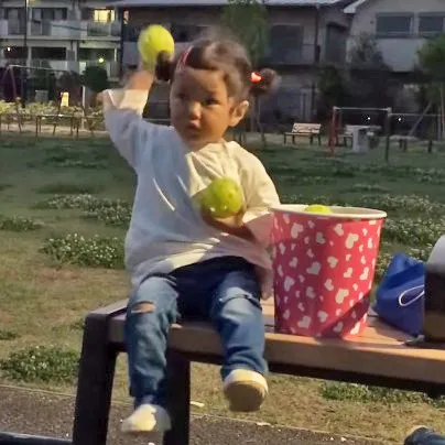 嘘だろ…スナップの効いた球を淡々と投げる1歳児「前世でパ・リーグのバッピしてたに違いない」「最後の一球が最高」