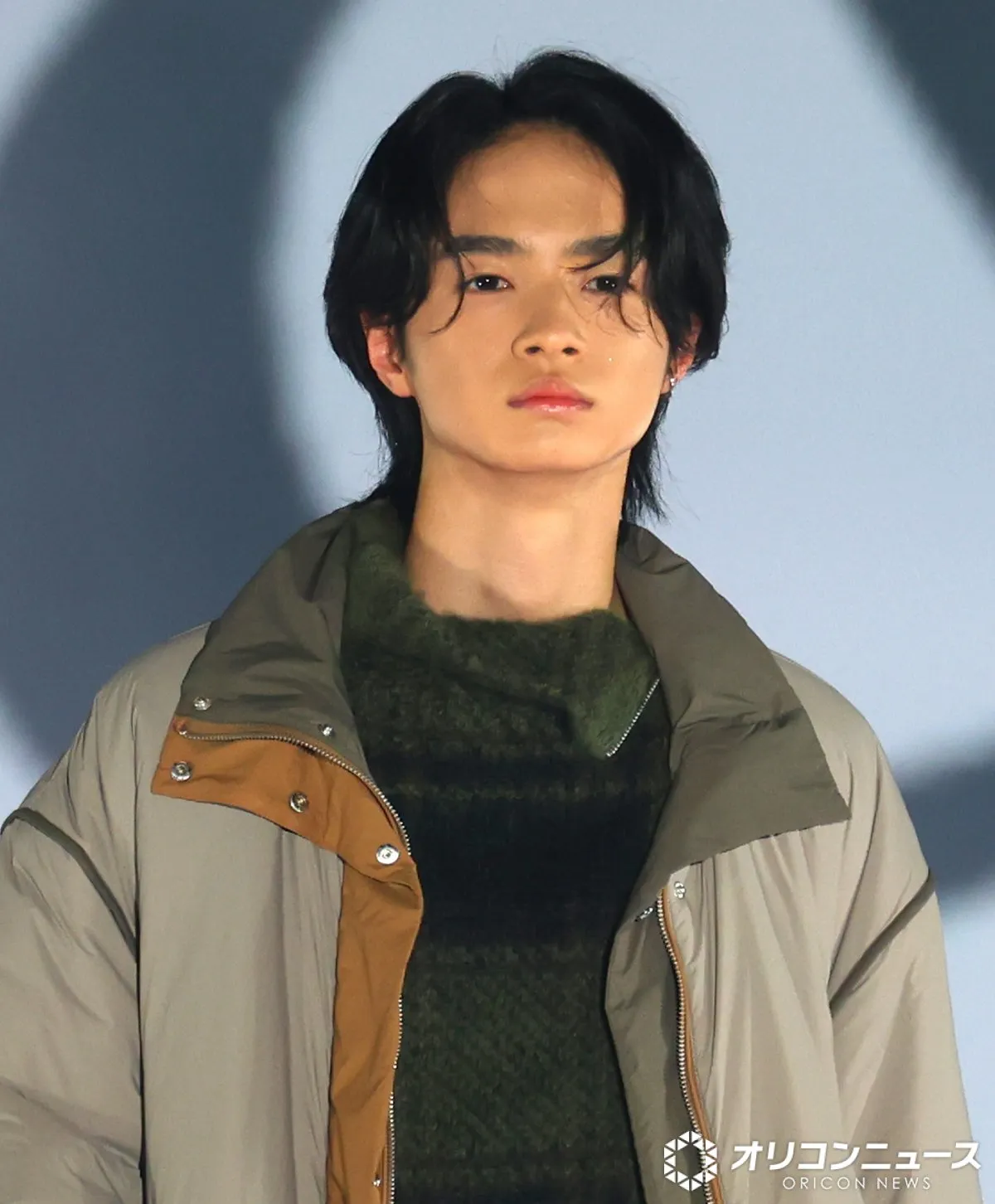 【ガルアワ】『国宝』で注目・越山敬達、ロングコートで堂々ランウェイ　すらりとしたスタイル際立つ