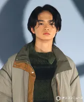 【ガルアワ】『国宝』で注目・越山敬達、ロングコートで堂々ランウェイ　すらりとしたスタイル際立つ