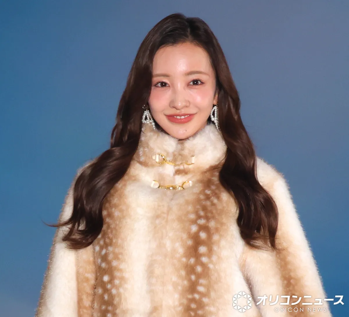 【ガルアワ】板野友美、ウィンクで会場の視線集める　揺らめくピアスで魅せる