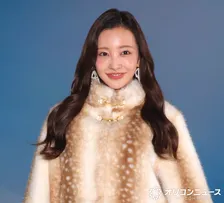 【ガルアワ】板野友美、ウィンクで会場の視線集める　揺らめくピアスで魅せる