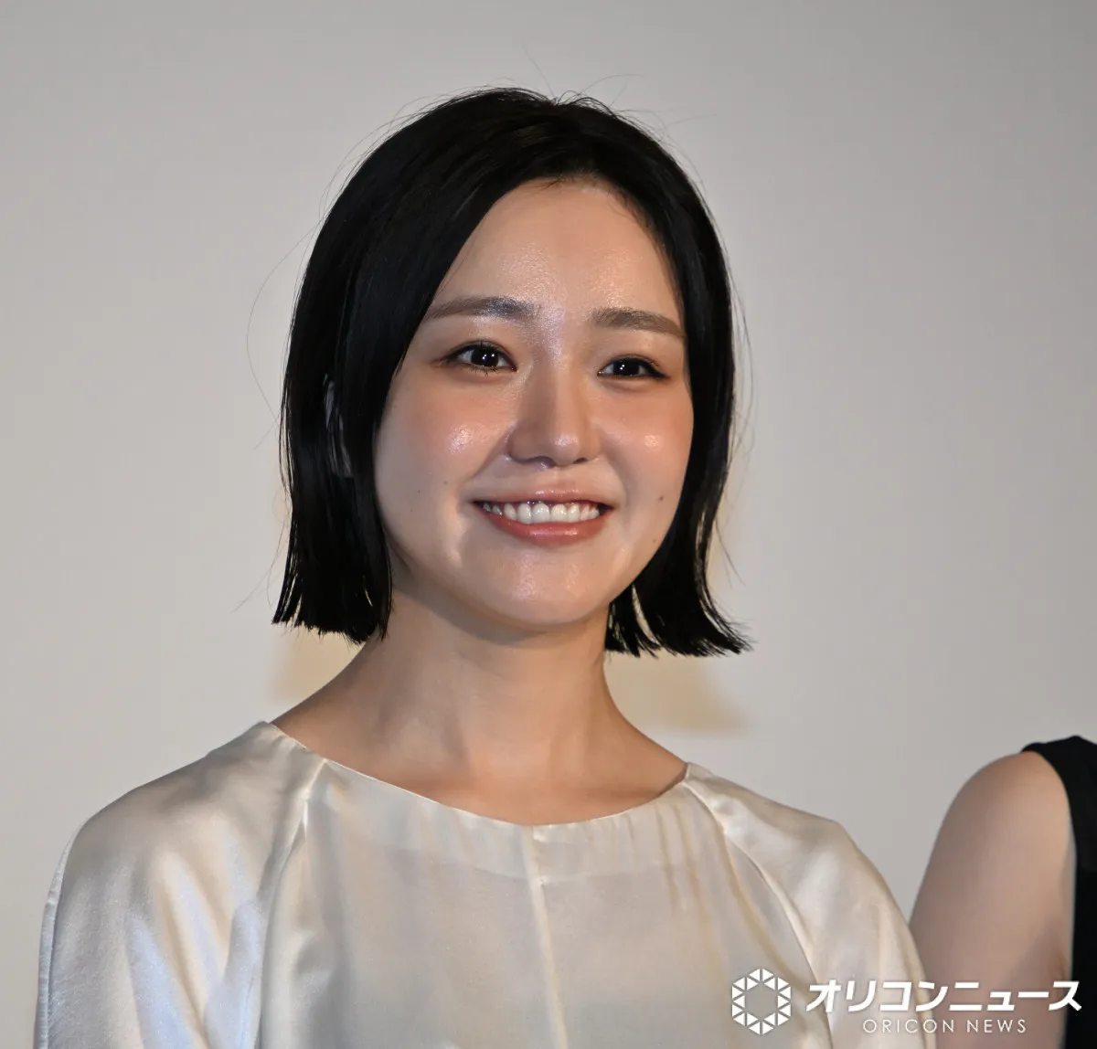 奈緒、ボコボコメイクで満面の笑み　吉岡里帆が撮影秘話「めっちゃカワイイ写真があって」
