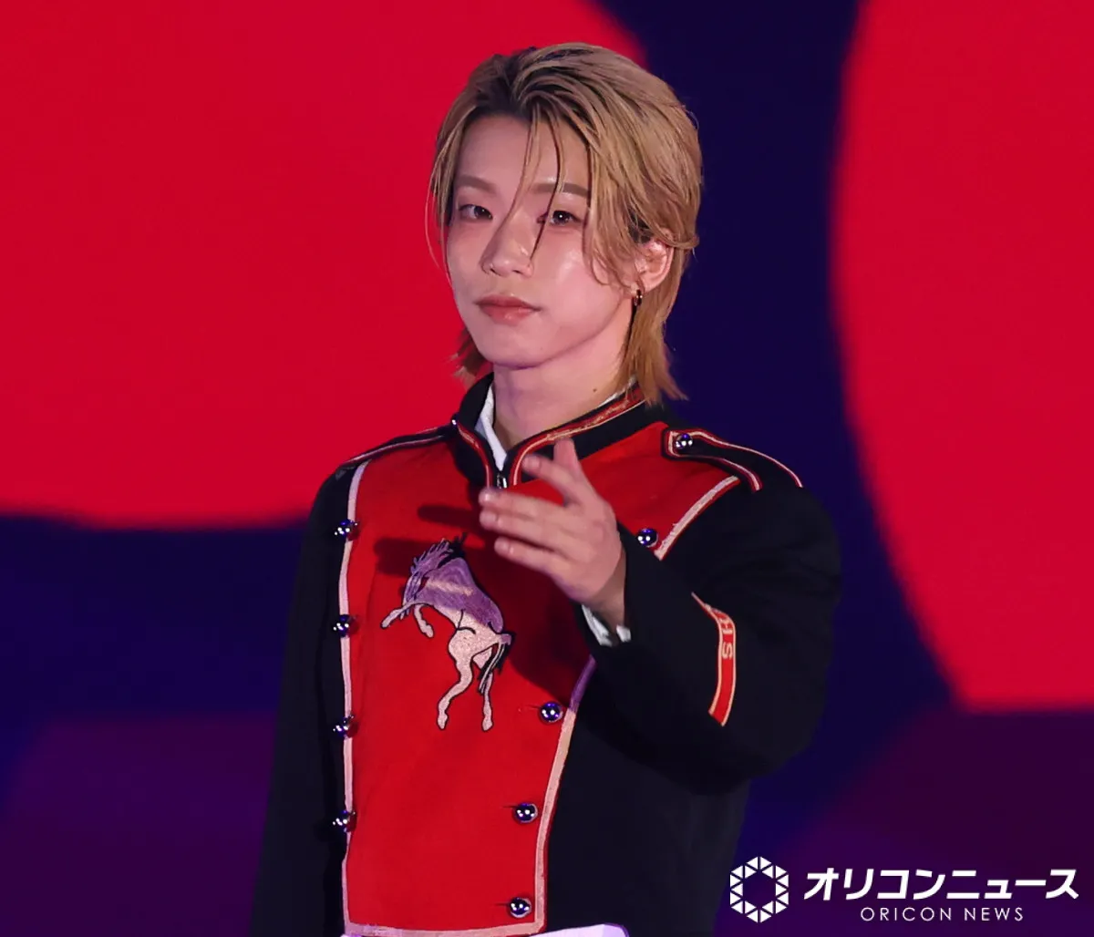 【ガルアワ】BUDDiiS森愁斗、ナポレオン風ジャケットで“貴公子”の風格　投げキスで魅了