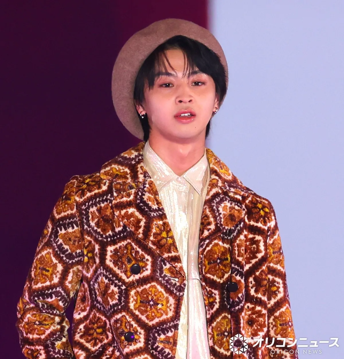 【ガルアワ】藤本洸大、ハット姿で“レトロかわいい”魅力　柄ジャケットを爽やかに着こなす