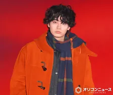 【ガルアワ】豊田裕大、鮮やかオレンジコートで圧巻オーラ　カールヘア姿に歓声