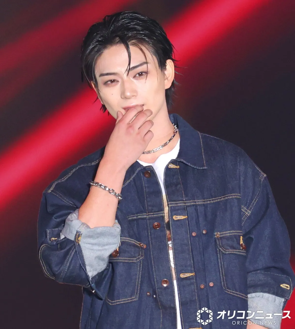 【ガルアワ】岩瀬洋志、色気×指ハートの“ファンサ全部盛り”　デニム姿で熱視線さらう