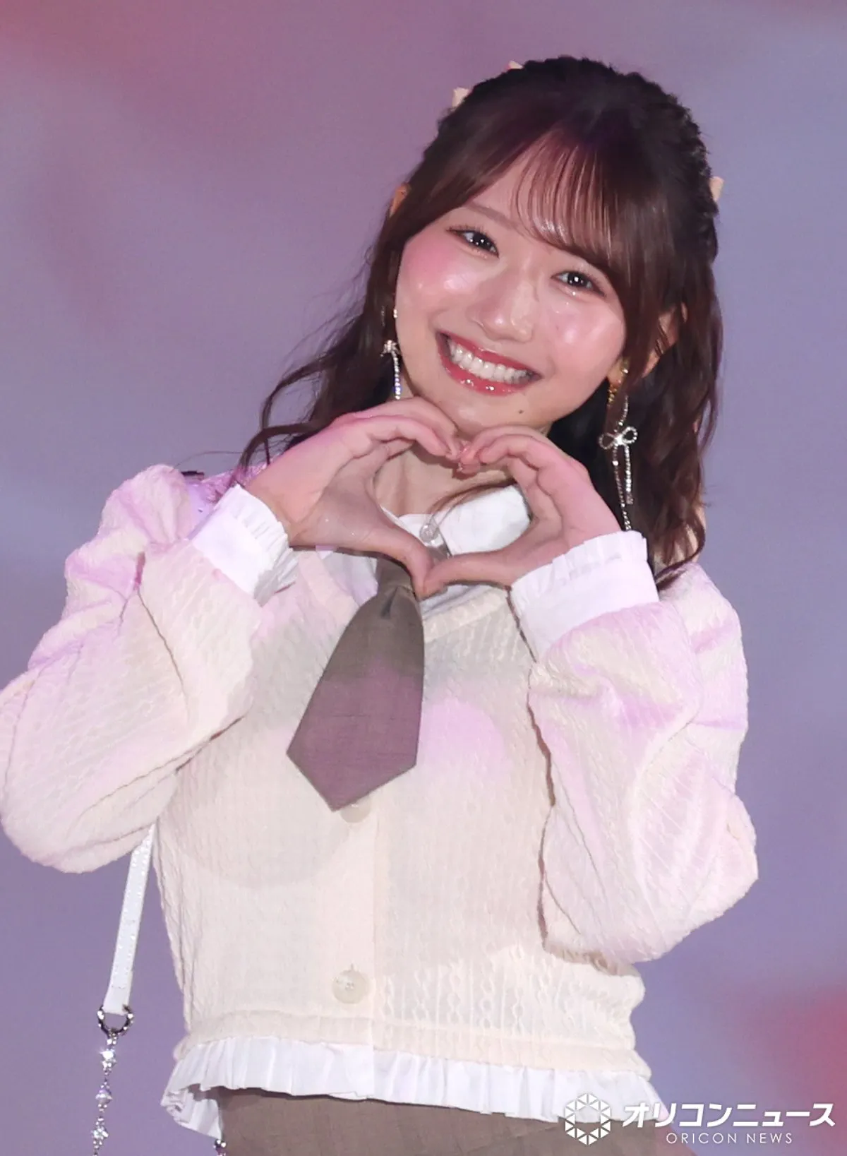 【ガルアワ】日向坂46・藤嶌果歩、ハートポーズで会場を魅了　ガーリーコーデで登場