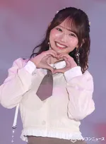 【ガルアワ】日向坂46・藤嶌果歩、ハートポーズで会場を魅了　ガーリーコーデで登場