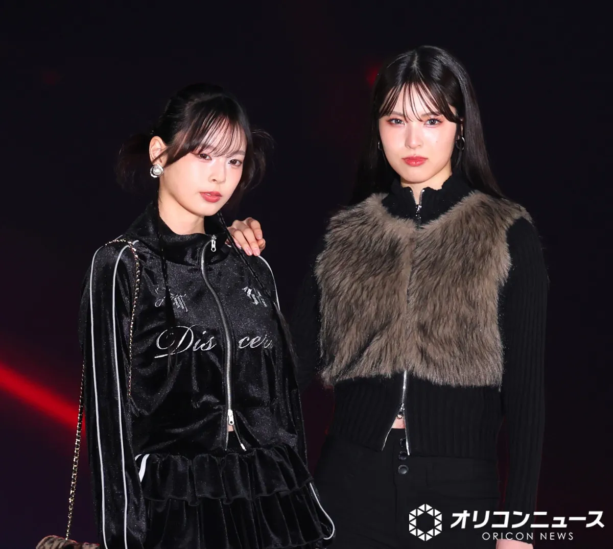 【ガルアワ】“今日好き”村谷はるな＆小國舞羽、ブラックコーデで登場　腹チラ＆美脚際立つクールなランウェイ披露