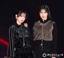 【ガルアワ】“今日好き”村谷はるな＆小國舞羽、ブラックコーデで登場　腹チラ＆美脚際立つクールなランウェイ披露