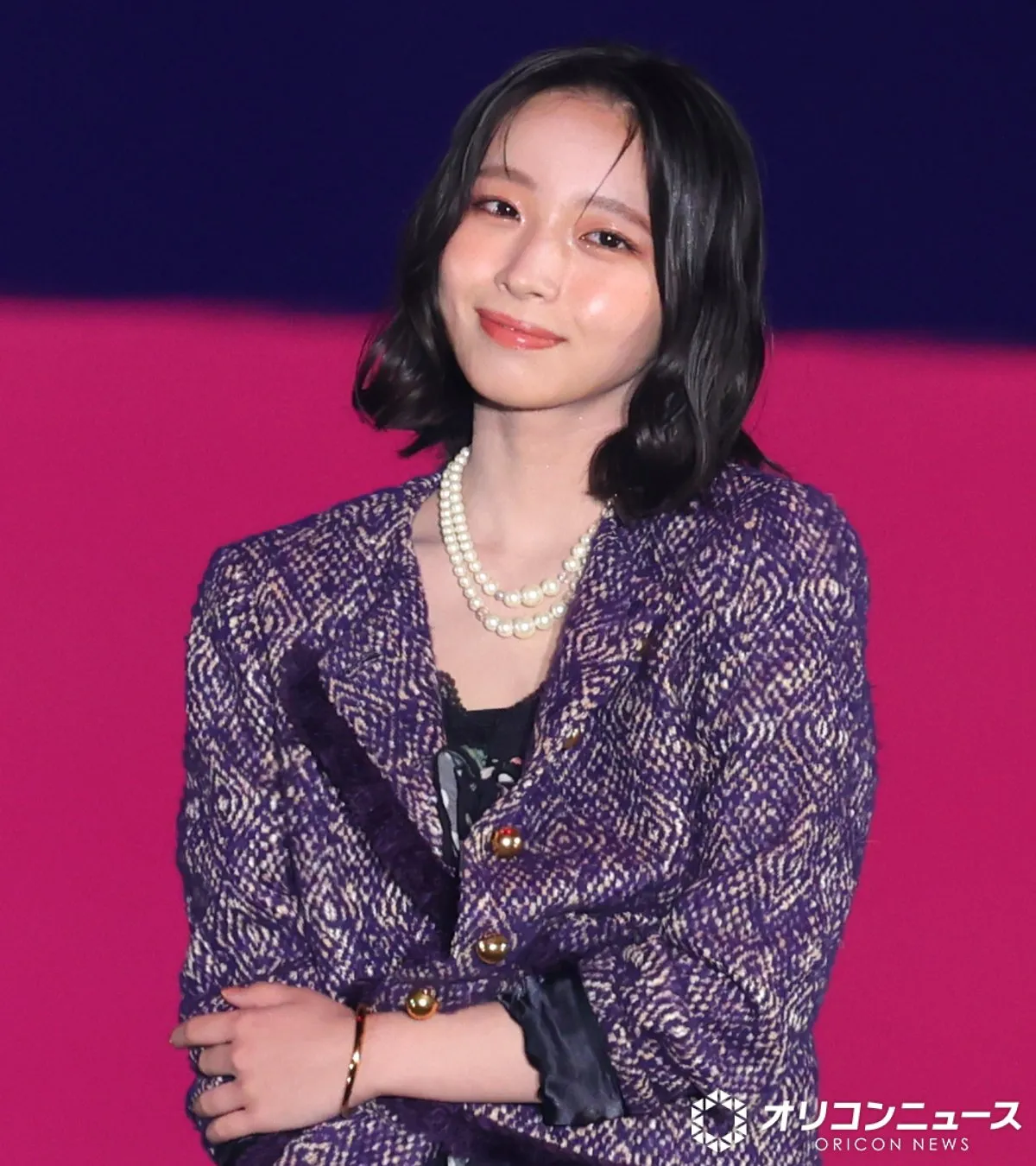 【ガルアワ】日向坂46・大野愛実、“柄×柄”の上級者コーデを着こなし　パールで気品と色気