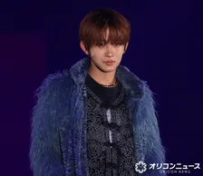 【ガルアワ】MAZZEL・NAOYA、ほのかな笑みで視線さらう　ファー×古着を気品たっぷりに着こなし