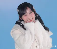 【ガルアワ】日向坂46・松尾桜、もこもこファー×ロングブーツで美脚　ウインクでハート撃ち抜く