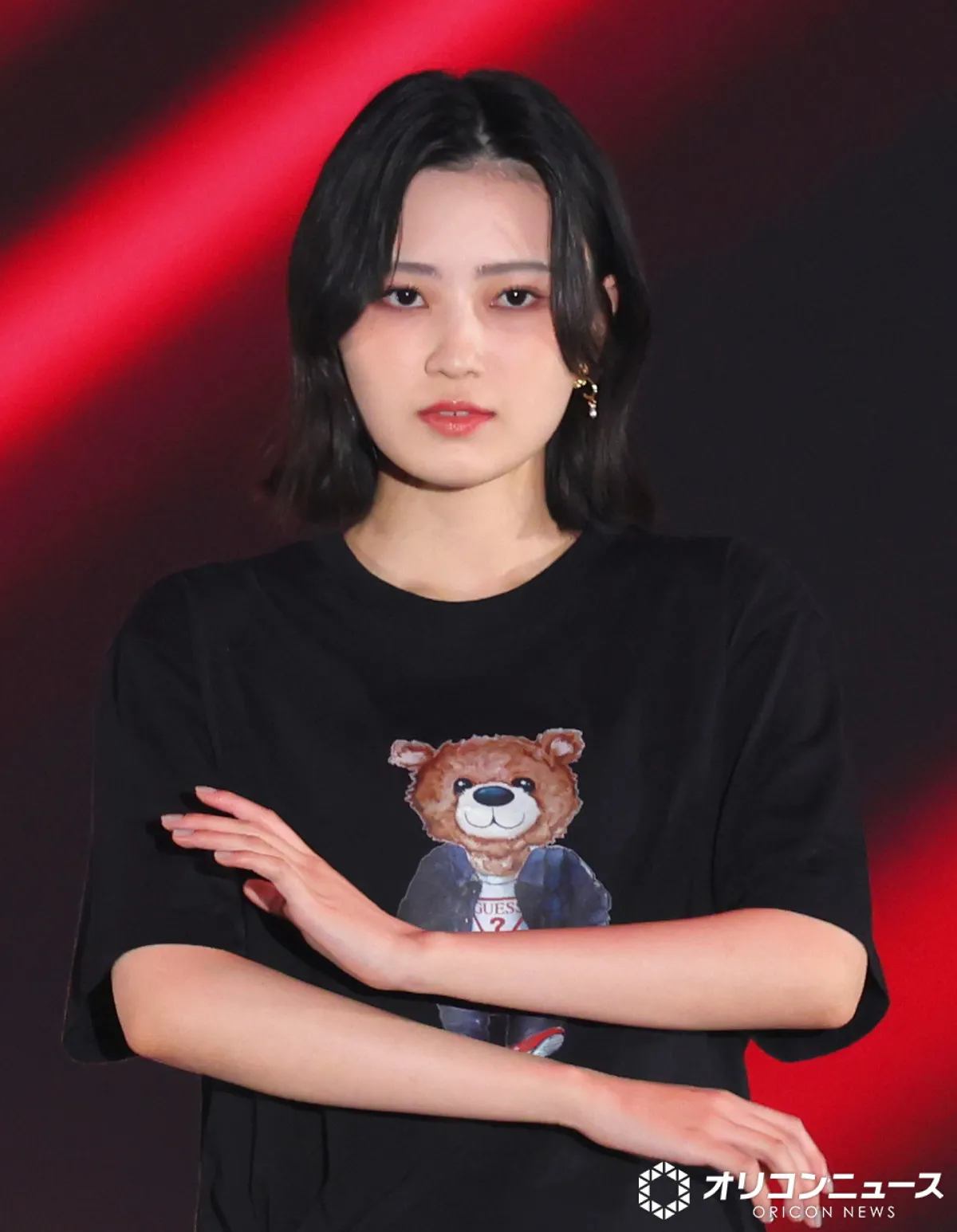 【ガルアワ】櫻坂46・的野美青、クマT×デニムをスタイリッシュに　圧巻の脚長スタイル