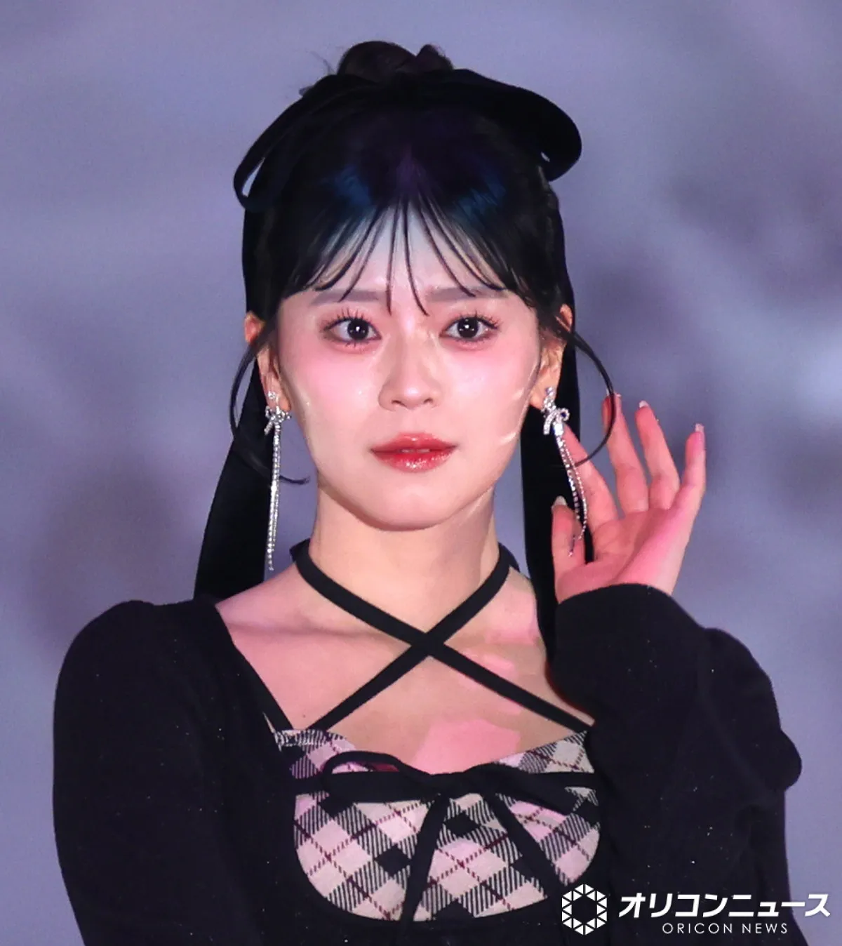 【ガルアワ】とき宣・坂井仁香、タイトワンピで美デコルテ披露　大人な表情→キュートな笑顔