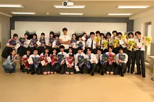 『GTO』生徒キャスト28人がクランクアップ　反町隆史＆生見愛瑠と“クラス集合写真”撮影