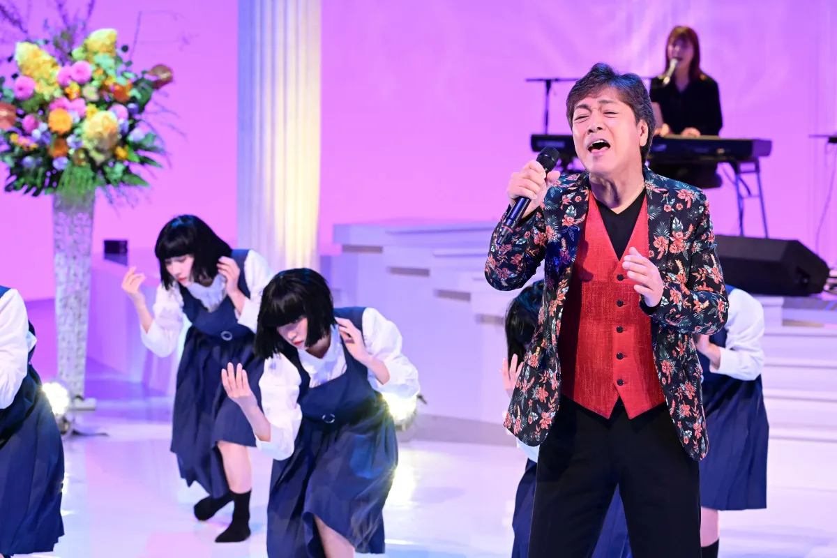 70歳・野口五郎、関西ローカルで熱唱「君が美しすぎて」　“謎の制服おかっぱ集団”アバンギャルディとコラボ