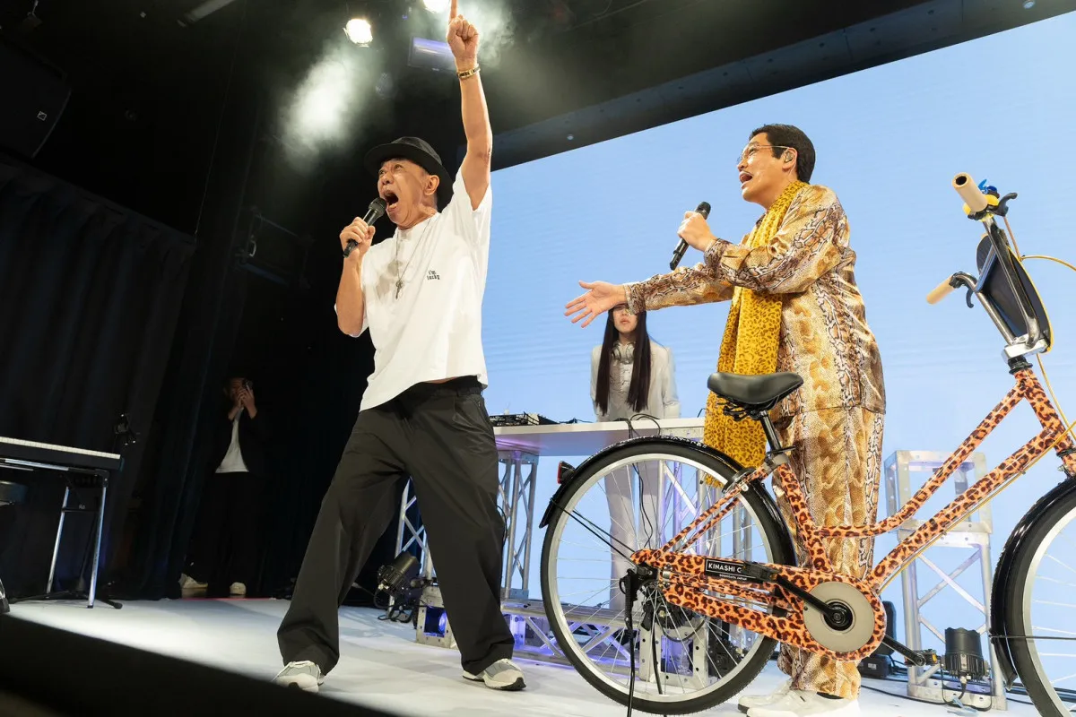 木梨憲武、ピコ太郎ライブに45秒だけ出演　自転車押しながら登場「顔だけ出しに来たから」