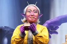 自称「宇宙一顔がでかい」キンタロー。“紫の宇宙人”に　新たな相棒との2ショットで「小顔効果です」