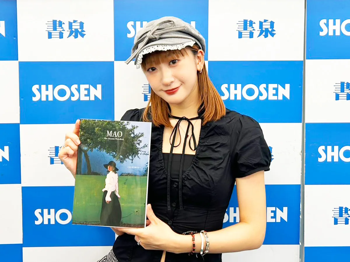 つばきファクトリーを卒業する秋山眞緒、メモリアルな初ソロ写真集をリリース「出来上がった写真集をおばあちゃんに一番に見せたい」